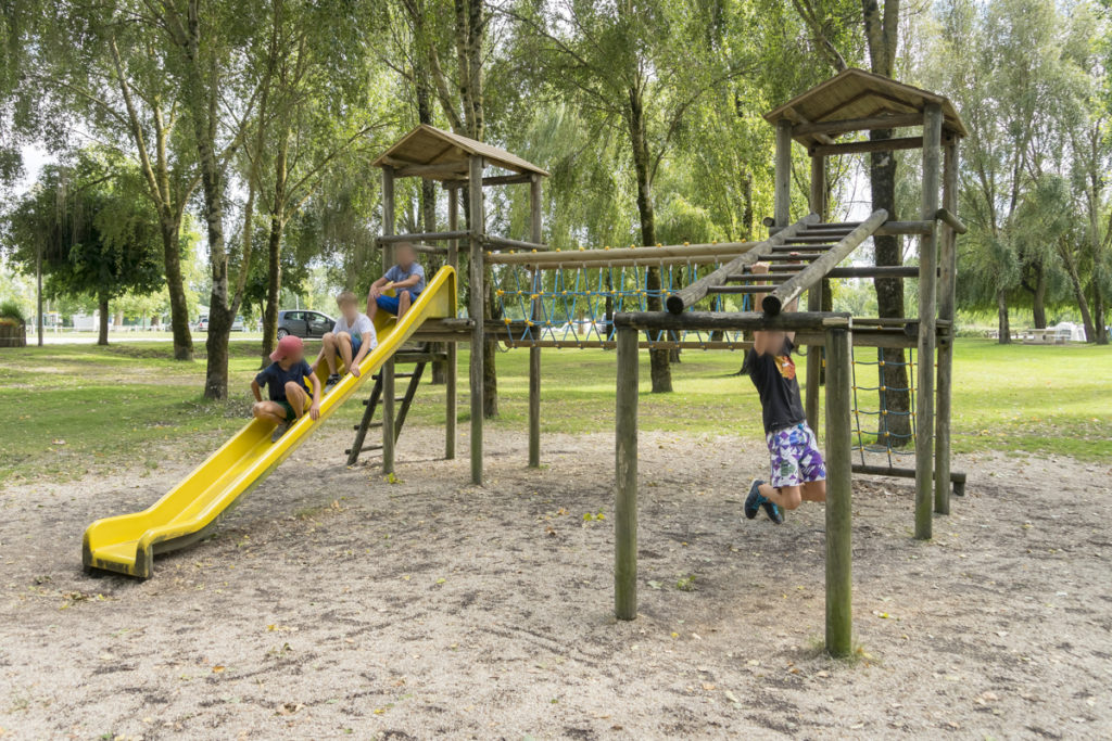 Terrain de jeux pour enfants à Chaniers (17)